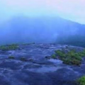 വിനോദസഞ്ചാരികളുടെ മനം കുളിര്‍പ്പിക്കുന്ന ദൃശ്യവിരുന്നൊരുക്കി മുത്താച്ചിപ്പാറ